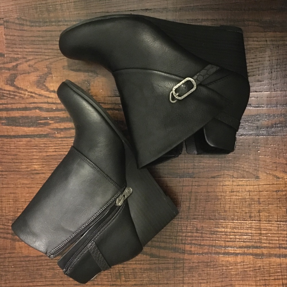 Blowfish Malibu wedge booties size 8